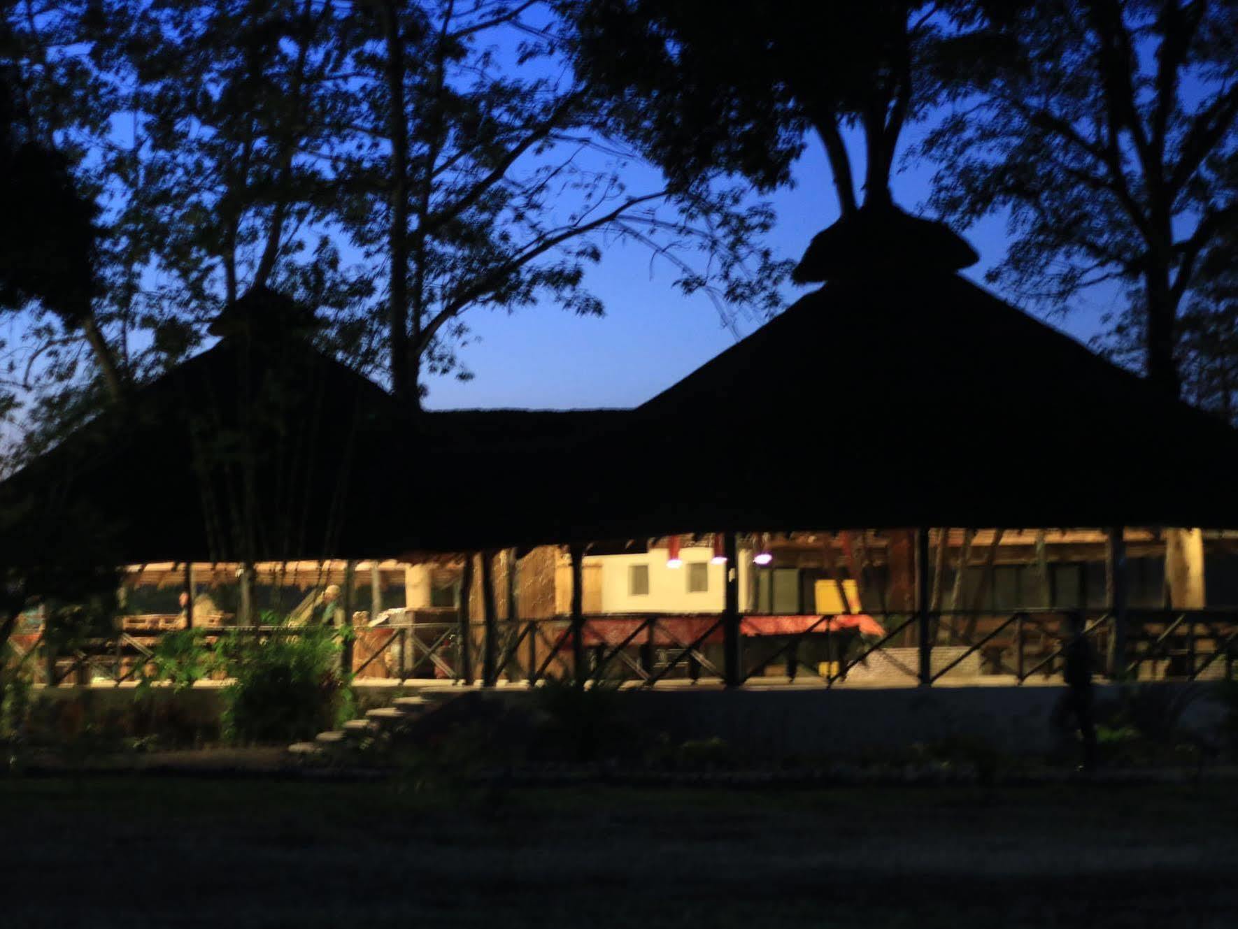 Hotel Siddhartha Wildlife Retreat Meghauli Exterior foto